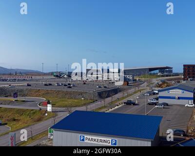 Ein ruhiger Flughafen Bergen Flesland vom Dach des Scandic Hotels aus gesehen während der Krise in Covid, wo nur wenige Passagiere unterwegs waren. Stockfoto