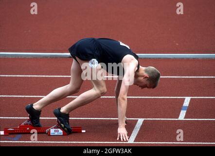 Teenage Boys 400 Meter Rennstart, Set Position, Alexander Stadium, Birmingham, Großbritannien Stockfoto