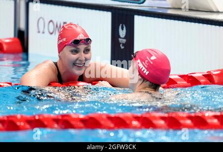 Die britische Jessica-Jane Applegate (links) reagiert, nachdem sie im Finale der Frauen im 200 Meter langen Freestyle - S14 neben dem zweitplatzierten Bethany Firth am dritten Tag der Paralympischen Spiele in Tokio 2020 in Japan den dritten Platz im Tokyo Aquatics Center erreicht hat. Bilddatum: Freitag, 27. August 2021. Stockfoto