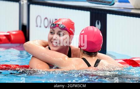 Die britische Jessica-Jane Applegate (links) reagiert, nachdem sie im Finale der Frauen im 200 Meter langen Freestyle - S14 neben dem zweitplatzierten Bethany Firth am dritten Tag der Paralympischen Spiele in Tokio 2020 in Japan den dritten Platz im Tokyo Aquatics Center erreicht hat. Bilddatum: Freitag, 27. August 2021. Stockfoto