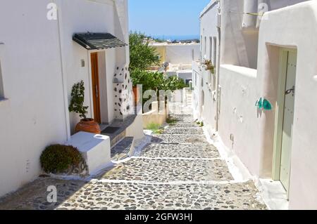 Eine kleine Straße im Dorf Pyrgos in Santorini, Griechenland. Stockfoto