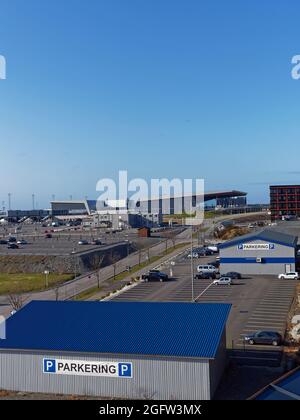 Der Flughafen Bergen Flesland vom Dach des Scandic Hotels aus gesehen während der Krise in Covid, wo nur wenige Passagiere unterwegs waren. Stockfoto