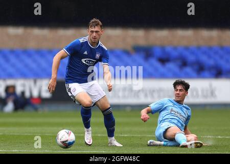 Ben Morris von Ipswich Town und Marco Rus von Coventry City - Ipswich Town U23 gegen Coventry City U23, Professional Development League Two, Portman Road, Ipswich, Großbritannien - 16. August 2021 Stockfoto