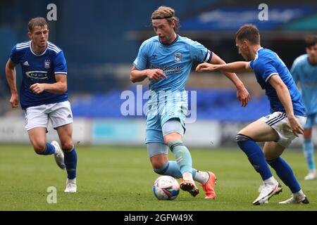 Declan Drysdale von Coventry City in Aktion mit Ben Morris (L) und Harley Curtis (L) von Ipswich Town - Ipswich Town U23 gegen Coventry City U23, Professional Development League Two, Portman Road, Ipswich, Großbritannien - 16. August 2021 Stockfoto