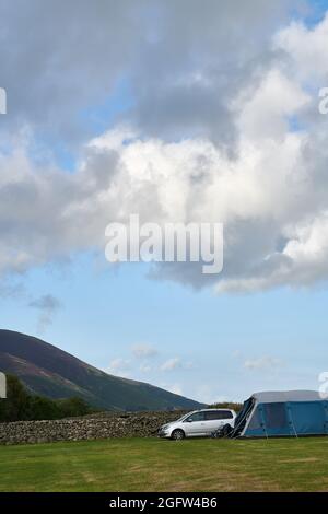 Zeltlager auf einem Farmfeld im Lake District gegenüber der Blencathra (Saddleback) fielen an einem bewölkten, nebligen Sommertag. Stockfoto