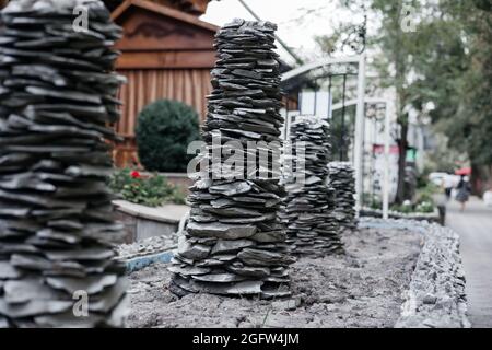 Steinplatten auf Stapel, Nahaufnahme. Dekorativer Garten Stockfoto