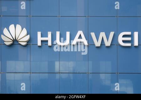 Bischkek, Kirgisistan - 27. August 2021: Huawei-Logo auf einem Gebäude. Huawei ist ein chinesisches multinationales Netzwerk- und Telekommunikationsunternehmen Stockfoto