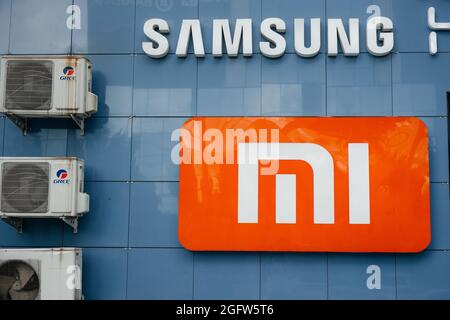 Bischkek , Kirgisistan - 27. August 2021 : Samsung und Xiaomi Elektronik-Unternehmen Logo Stockfoto