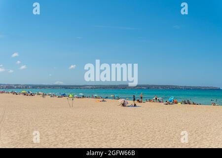 Playa de Palma, Spanien; 16 2021. juli: Blick auf den Strand von Palma de Mallorca an einem sonnigen Sommertag, mit Touristen an seinen Stränden nach dem Covi Stockfoto