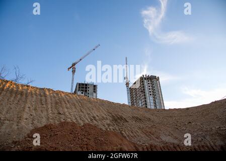 Bau von Gebäuden und mehrstöckigen Wolkenkratzern. Konzept der Gebäudesanierung. Stockfoto