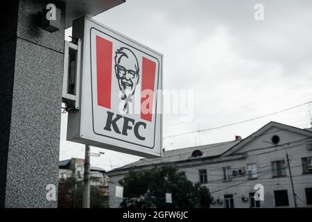 Bischkek , Kirgisistan - 27. August 2021 : Blick auf das KFC Fast-Food-Restaurant Stockfoto