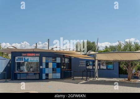 Playa de Palma, Spanien; 16 2021. juli: Touristisches Unterhaltungsunternehmen Palma Aquarium befindet sich an einem sonnigen Tag auf der Insel Mallorca Stockfoto