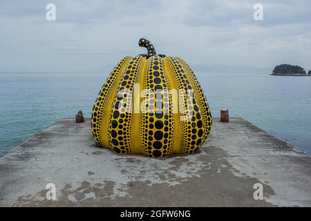 Kürbiskunst von Yayoi Kusama in Naoshima, Okayama, Japan - Frühjahr 2019 Setouchi Trenniale Stockfoto