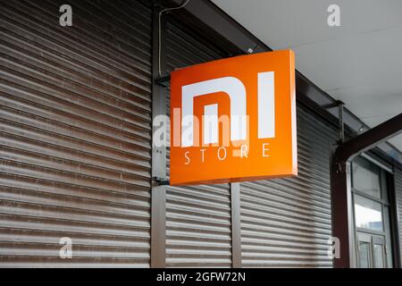 Bischkek, Kirgisistan - 27. August 2021 : Xiaomi Store Logo in Bischkek. Xiaomi ist ein chinesisches Elektronikunternehmen, das Smartphones, Apps, Verbraucher E macht Stockfoto