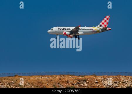 Heraklion, Griechenland - 20. August 2021 - ein Airbus 319-100 von Volotea mit der Identifikationsnummer HB-JCL nähert sich der Landung am Flughafen Heraklion Stockfoto