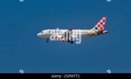 Heraklion, Griechenland - 20. August 2021 - ein Airbus 319-100 von Volotea mit der Identifikationsnummer HB-JCL nähert sich der Landung am Flughafen Heraklion Stockfoto