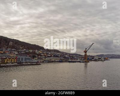 Apartments, Häuser und Maritime Gebäude, die sich unter dem Winterhimmel am Ufer des Hafens von Bergen vermischen. Stockfoto