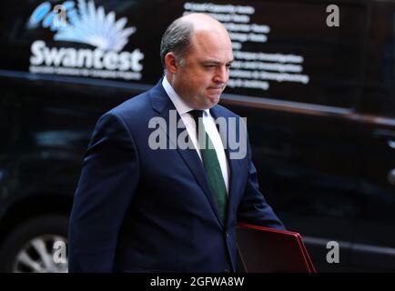 London, England, Großbritannien. August 2021. Der britische Verteidigungsminister BEN WALLACE wird in Westminster gesehen, nachdem er seine Interviews mit mehreren britischen Medien nach Bombenangriffen beendet hatte, bei denen Dutzende von Menschen, darunter 13 US-Soldaten, vor und in der Nähe des internationalen Flughafens Hamid Khazai in Kabul ums Leben kamen. (Bild: © Tayfun Salci/ZUMA Press Wire) Bild: ZUMA Press, Inc./Alamy Live News Stockfoto