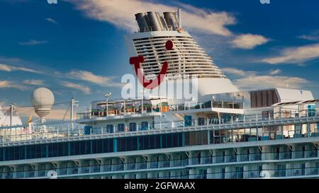 Heraklion, Griechenland - 20. August 2021 - die 'Mein Schiff 5' der Reederei 'TUI Cruises' im Hafen von Heraklion Stockfoto