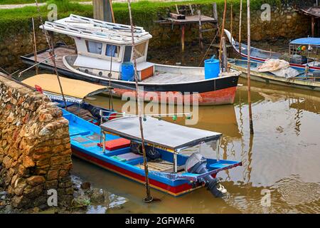 Anchorage für kleine Fischerboote auf der Insel. Langkawi, Malaysia - 06.23.2020 Stockfoto