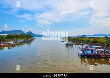 Anchorage für kleine Fischerboote auf der Insel. Langkawi, Malaysia - 06.23.2020 Stockfoto