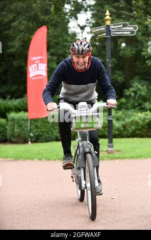 Die britische Radlegende Hugh Porter ist 81 Jahre alt und fährt in seiner Heimatstadt Wolverhampton auf einem Fahrrad der West Midlands Cycle Hire. Hugh war vier Mal World Pursuit Stockfoto