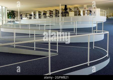 Bibliotheksausstattung auf dem Campus der EPFL Ecole Polytechnique Fédérale de Lausanne, dem Rolex Learning Center, das vom international renommierten Japan entworfen wurde Stockfoto