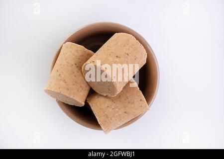 Keramikbehälter mit Süßigkeiten aus Erdnüssen, die in Brasilien als paçoca bekannt sind. Stockfoto