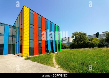 Farbenfrohes und lebendiges Gebäude für die zentralen Dienste der EPFL. Campus der EPFL Ecole Polytechnique Fédérale de Lausanne. Kanton Waadt, Schweiz. Stockfoto