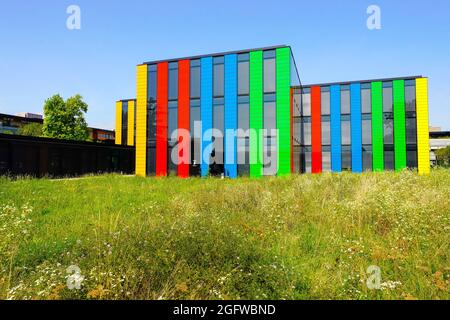 Farbenfrohes und lebendiges Gebäude für die zentralen Dienste der EPFL. Campus der EPFL Ecole Polytechnique Fédérale de Lausanne. Kanton Waadt, Schweiz. Stockfoto