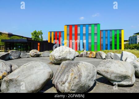 Farbenfrohes und lebendiges Gebäude für die zentralen Dienste der EPFL. Campus der EPFL Ecole Polytechnique Fédérale de Lausanne. Kanton Waadt, Schweiz. Stockfoto