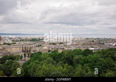 Blick über die Stadt Edinburgh von der Spitze des Calton Hill in Richtung Fife über die vierte Mündung. Stockfoto