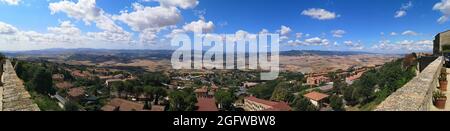 Panoramablick auf Volterra mit dem Cecina-Tal im Hintergrund. Toskana, Italien. Stockfoto