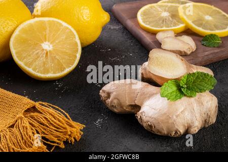 Sizilianische Zitrone, Ingwer und Minze auf einem Schieferstein. Stockfoto