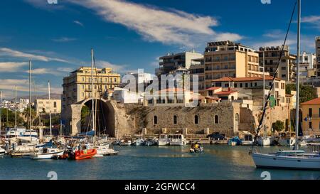 Heraklion, Griechenland - 20. August 2021 - der berühmte und historische Hafen der Stadt Heraklion auf der griechischen Insel Kreta Stockfoto