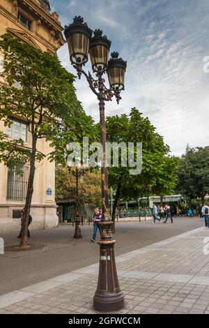 Blick auf die traditionelle und schöne Laterne in der Innenstadt von Paris, Frankreich Stockfoto