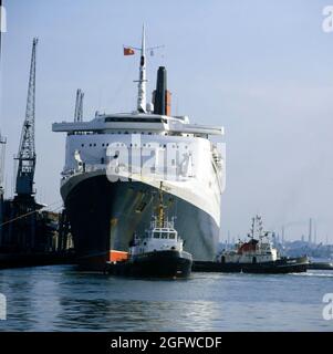 Queen Elizabeth 2 - QE2 - Andocken am Ocean Terminal , Hafen von Southampton, Southampton, Hampshire, England, VEREINIGTES KÖNIGREICH Stockfoto