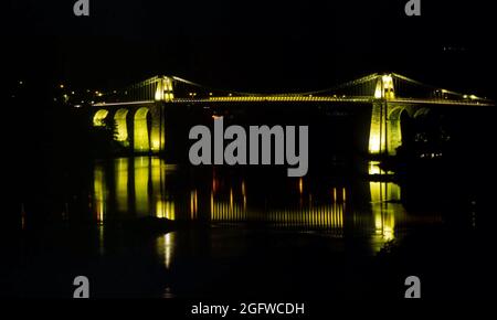 Nachtaufnahme der Menai Bridge über die Menai Strait, Anglesey, North Wales, Großbritannien Stockfoto