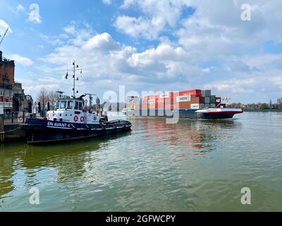 Binnenschiff Gütertransport Segelschiff passieren Dordrecht in Holland in den Niederlanden auf ruhigen Flusswasser der Maas 3 Stockfoto