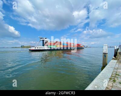 Binnenschiff Gütertransport Segelschiff passieren Dordrecht in Holland in den Niederlanden auf ruhigen Flusswasser der Maas 4 Stockfoto