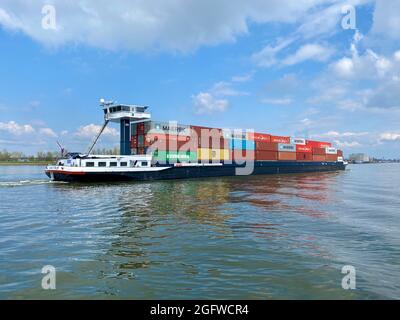 Binnenschiff Gütertransport Segelschiff passieren Dordrecht in Holland in den Niederlanden auf ruhigen Flusswasser der Maas 5 Stockfoto