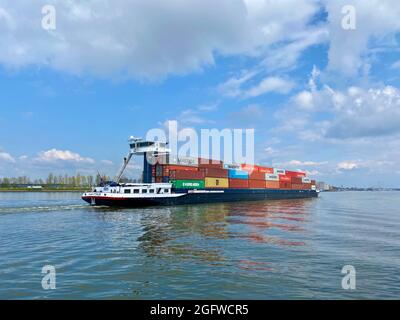 Binnenschiff Güterverkehr Segelschiff passieren Dordrecht in Holland in den Niederlanden auf ruhigen Flusswasser der Maas 1 Stockfoto