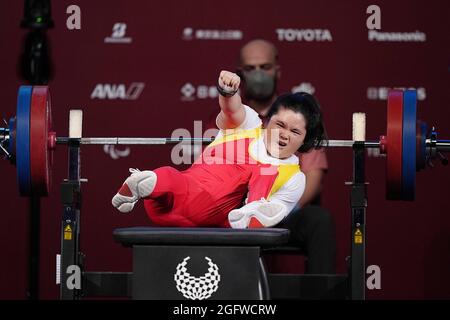 Tokio, Japan. August 2021. Xiao Cuijuan aus China reagiert während des Powerlifting-Finales der Frauen bei den Paralympischen Spielen 2020 in Tokio, Japan, am 27. August 2021. Quelle: Xiong Qi/Xinhua/Alamy Live News Stockfoto