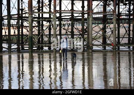 Hastings, East Sussex, Großbritannien. 27 August 2021. UK Wetter: Sonnige Intervalle in der Küstenstadt Hastings in East Sussex mit dem warmen Wetter, das für das kommende Feiertagswochenende erwartet wird. Foto-Kredit: Paul Lawrenson /Alamy Live Nachrichten Stockfoto