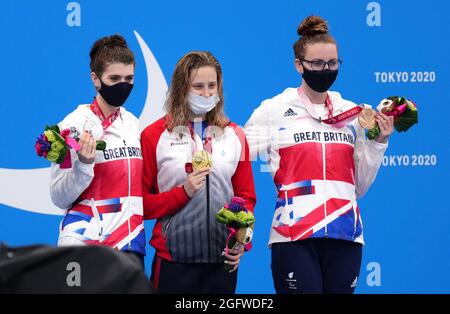 Valeriia Shabalina (Mitte) des russischen Paralympischen Komitees posiert mit ihrer Goldmedaille, nachdem sie im Tokyo Aquatics Center das 200 Meter-Freistil-S14-Finale der Frauen gewonnen hatte, neben dem zweitplatzierten britischen Bethany Firth (links) ihre Silbermedaille und der dritten platzierten Großbritanniens Jessica-Jane Applegate mit ihrer Bronzemedaille in der Am dritten Tag der Paralympischen Spiele von Tokio 2020 in Japan. Bilddatum: Freitag, 27. August 2021. Stockfoto