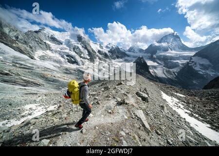 Abstieg von den Bergen in Richtung Berghütte Mountet, Zinal, Schweiz, Alpen Stockfoto