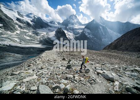 Abstieg von den Bergen in Richtung Berghütte Mountet, Zinal, Schweiz, Alpen Stockfoto