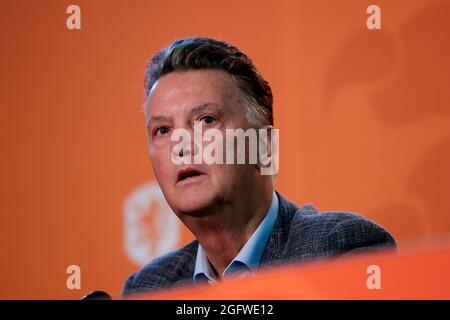 ZEIST, NIEDERLANDE - 27. AUGUST: Trainer Louis van Gaal aus den Niederlanden während einer Pressekonferenz des KNVB auf dem KNVB Campus am 27. August 2021 in Zeist, Niederlande. (Foto von Peter Lous/Orange Picturs) Stockfoto