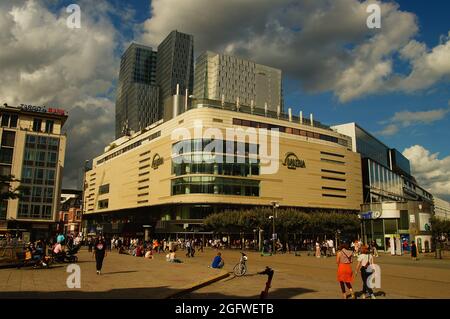 FRANKFURT, DEUTSCHLAND - 20. Aug 2021: Das Kaufhaus der Galerie Kaufhof in der Hauptwache - Zeil in Frankfurt. Ein Pilotstandort für den Neustart des GRO Stockfoto