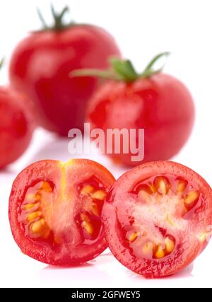 Gartentomate (Solanum lycopersicum, Lycopersicon esculentum), Tomaten, eine halbiert Stockfoto